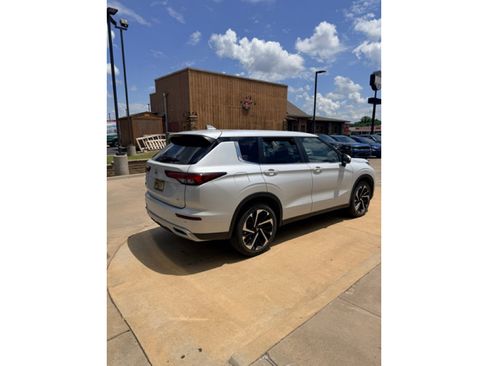Used 2023 Mitsubishi Outlander SE AWD/4WD image 3