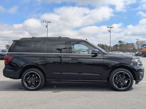 Used 2023 Ford Expedition Limited image 2