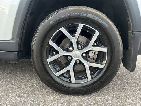 Used 2024 Jeep Grand Cherokee Limited w/ Luxury Tech Group II image 10