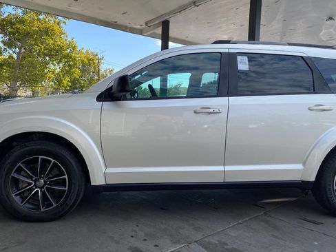 Used 2017 Dodge Journey SE w/ Flexible Seating Group image 17