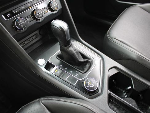 Certified 2020 Volkswagen Tiguan SE image 18