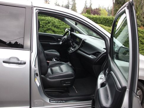 Used 2015 Toyota Sienna SE w/ SE Preferred Package FWD image 15