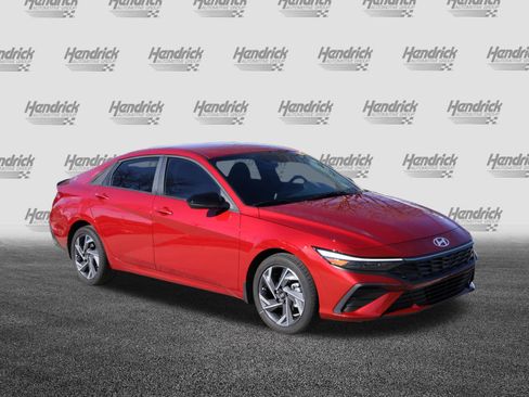 Used 2025 Hyundai Elantra Sport image 2
