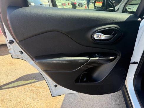 Used 2014 Jeep Cherokee Latitude w/ Comfort/Convenience Group image 18