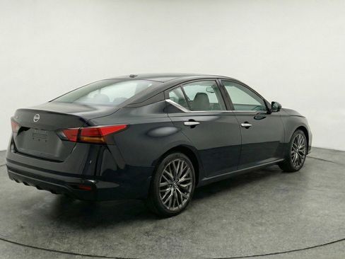 Used 2025 Nissan Altima 2.5 SV FWD image 9