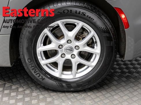 Used 2022 Chrysler Pacifica Touring-L image 9