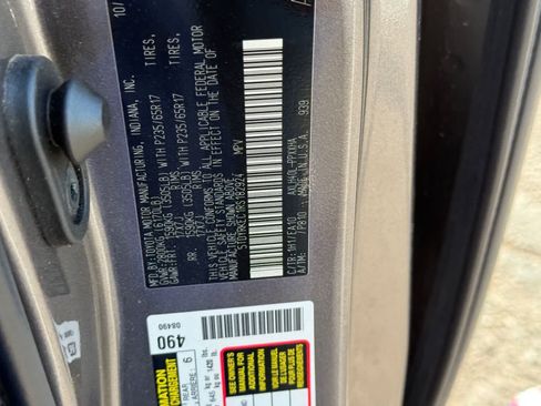 Used 2024 Toyota Sienna XLE FWD image 24