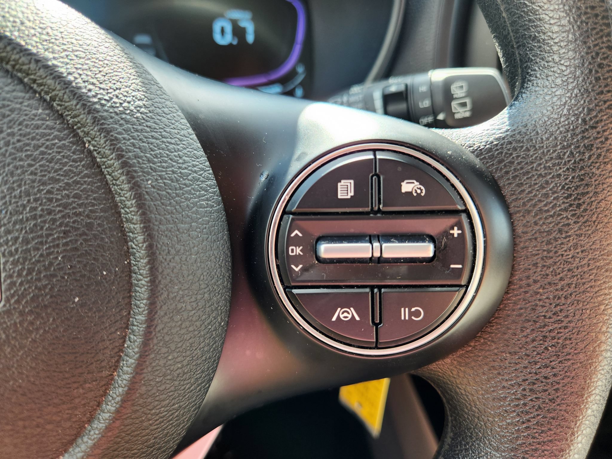 Used 2025 Kia Soul LX w/ LX Technology Package FWD image 32