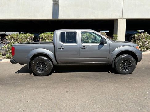 Used 2019 Nissan Frontier SV image 3