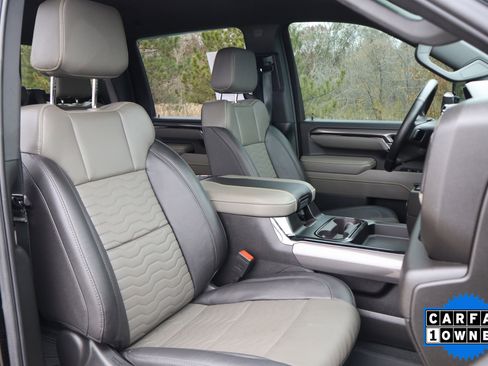 Used 2025 Chevrolet Silverado 2500 ZR2 w/ Technology Package image 19