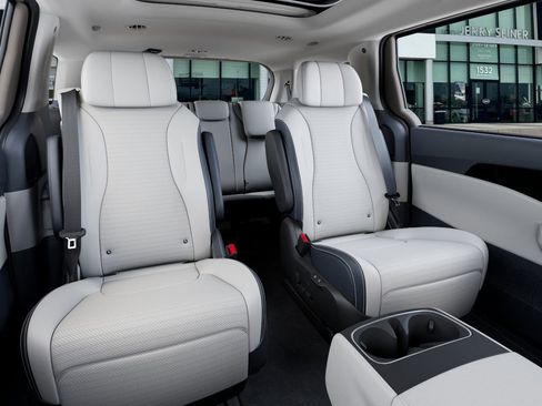 New 2025 Kia Carnival SX Prestige image 17