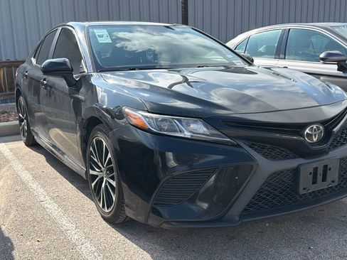 Used 2019 Toyota Camry SE FWD image 2