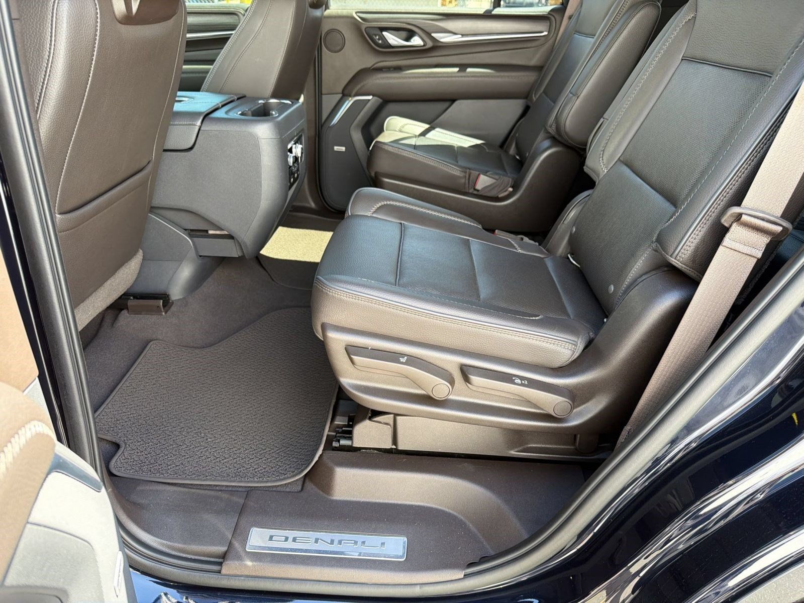 Used 2021 GMC Yukon Denali w/ Denali Ultimate Package AWD/4WD image 23