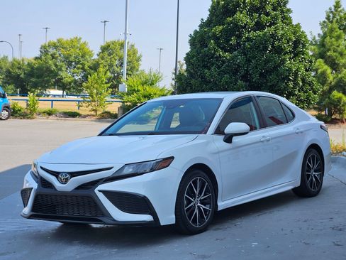 Used 2024 Toyota Camry SE FWD image 3