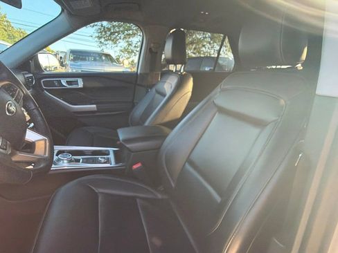 Used 2022 Ford Explorer XLT w/ Equipment Group 202A AWD/4WD image 7
