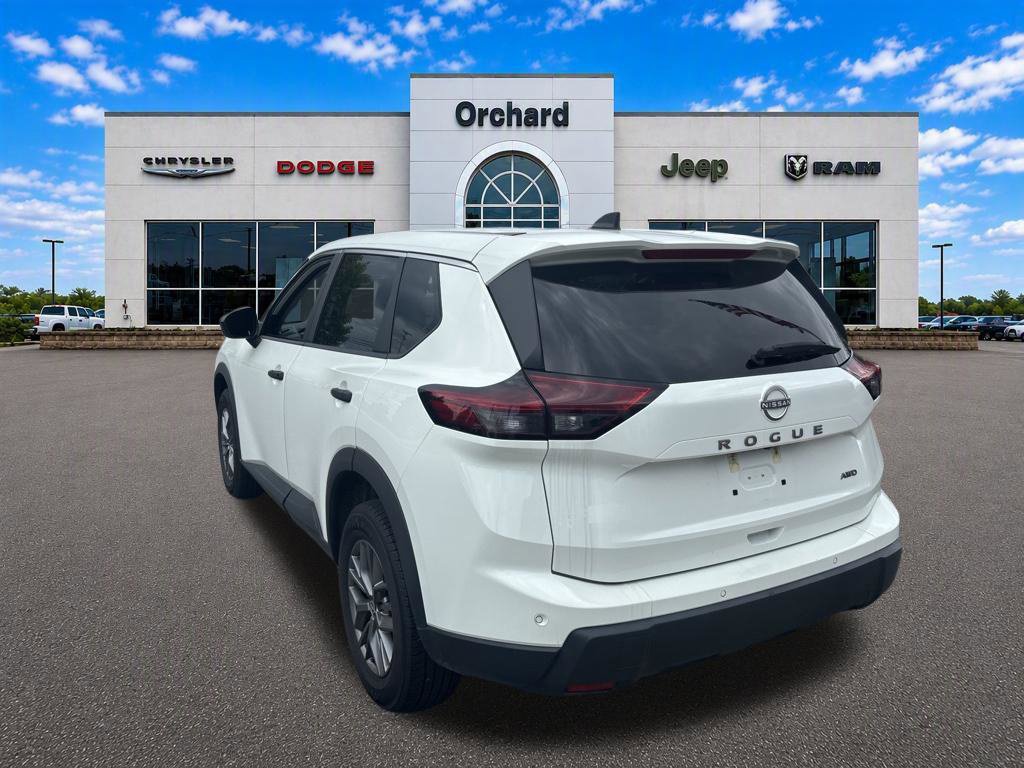 Used 2024 Nissan Rogue S AWD/4WD image 5