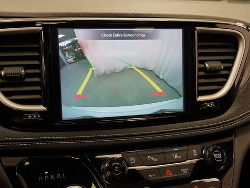Certified 2025 Chrysler Pacifica Select AWD/4WD image 32