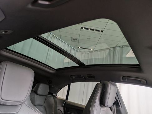 Certified 2025 Porsche Macan Electric image 26