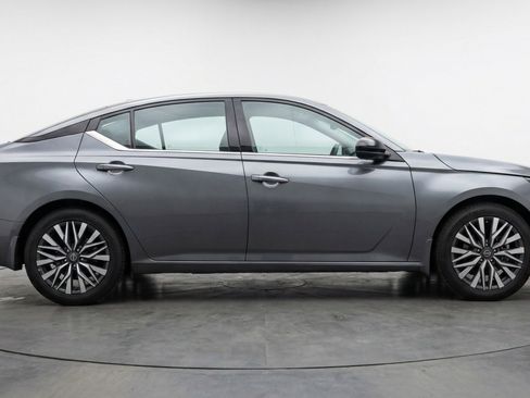 Used 2025 Nissan Altima 2.5 SV FWD image 11