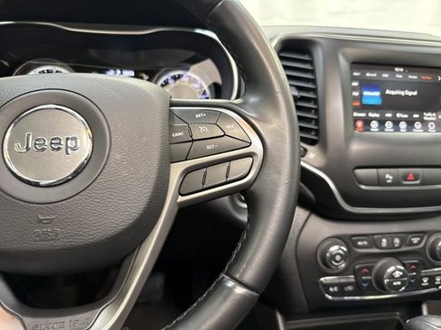 Used 2019 Jeep Cherokee Latitude Plus w/ Comfort/Convenience Group image 18