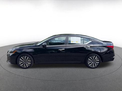 Used 2025 Nissan Altima 2.5 SV FWD image 9