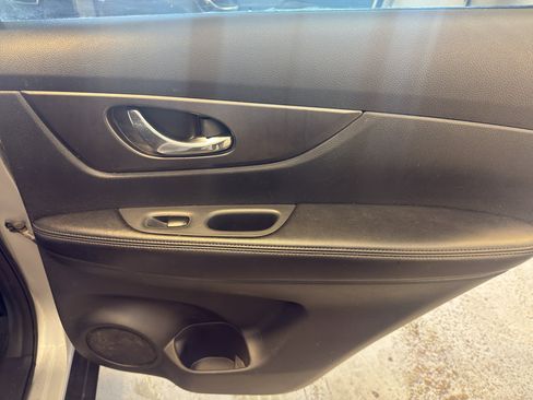 Used 2015 Nissan Rogue SV w/ SV Premium Package image 23