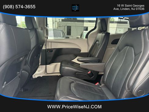 Used 2022 Chrysler Pacifica Touring-L image 26