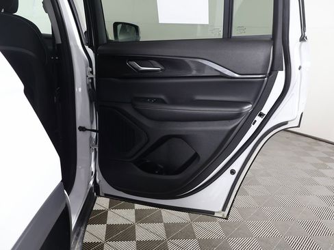 Used 2023 Jeep Grand Cherokee Laredo AWD/4WD image 24