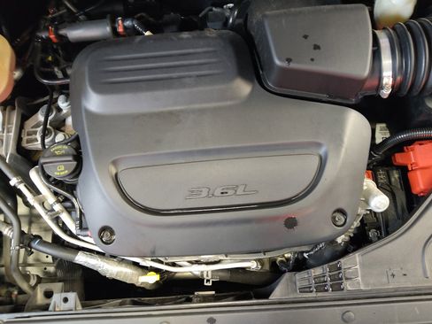 Used 2022 Chrysler Voyager LX FWD image 30