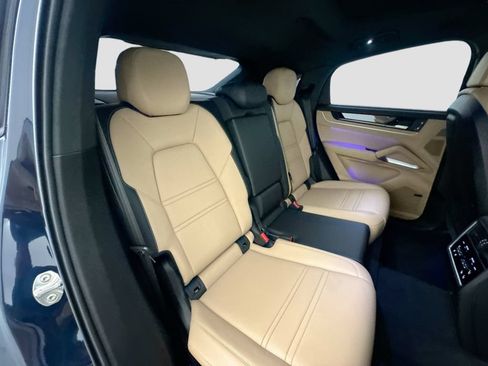 Used 2025 Porsche Cayenne Turbo AWD/4WD image 30