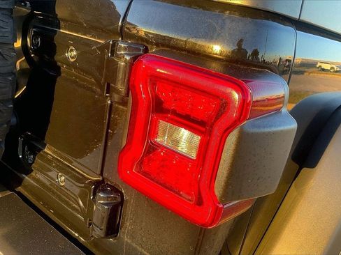 Used 2025 Jeep Wrangler Unlimited Rubicon w/ Technology Group image 40