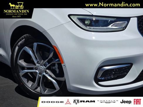 New 2026 Chrysler Pacifica Pinnacle w/ Trailer Tow Group FWD image 3