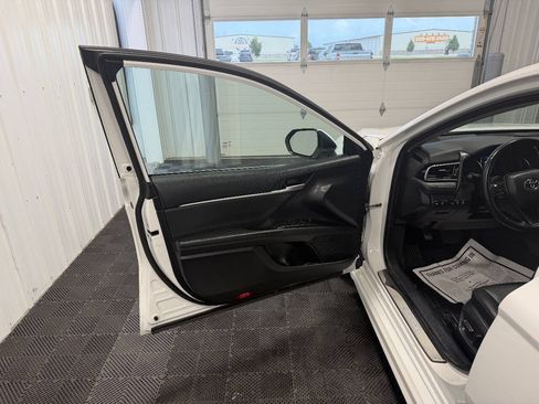 Used 2023 Toyota Camry SE FWD image 5