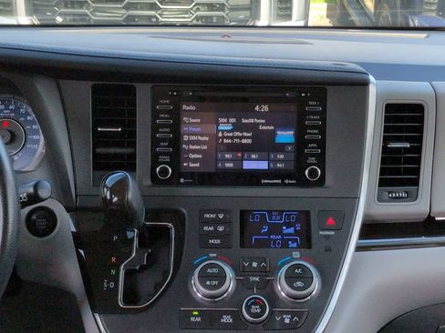 Used 2019 Toyota Sienna XLE FWD image 18