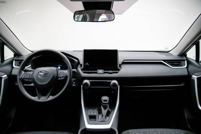 Used 2025 Toyota RAV4 XLE AWD/4WD image 18