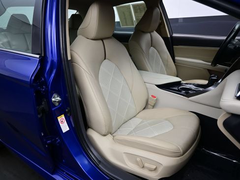 Used 2018 Toyota Camry XLE w/ Four Season Floor Mat Package FWD image 14