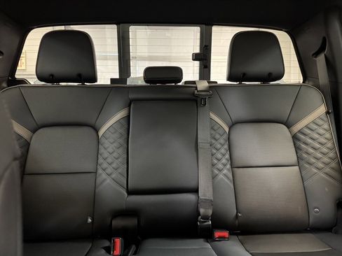 Used 2024 GMC Canyon Denali image 15