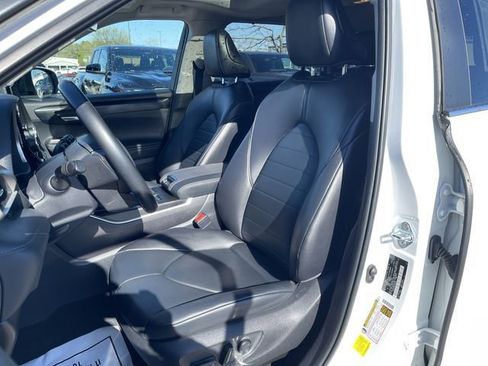 Used 2023 Toyota Highlander XLE AWD/4WD image 14