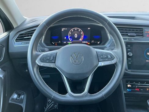 Used 2022 Volkswagen Tiguan SE w/ Panoramic Sunroof Package image 12