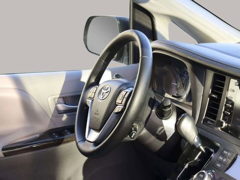 Used 2019 Toyota Sienna XLE image 40