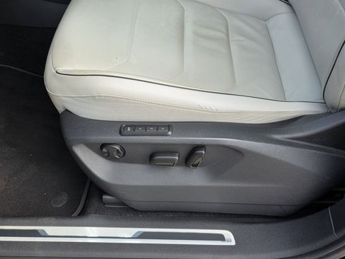 Used 2018 Volkswagen Tiguan SEL Premium image 21