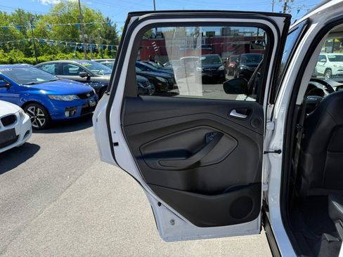 Used 2017 Ford Escape SE w/ Equipment Group 201A AWD/4WD image 39
