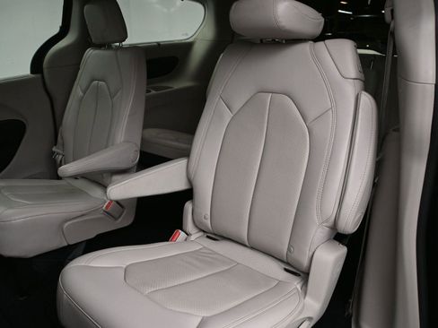 Used 2019 Chrysler Pacifica Touring-L image 9