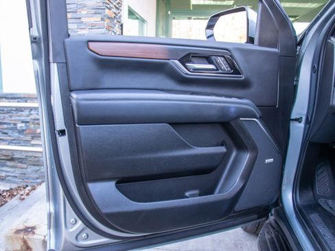 Used 2025 GMC Yukon XL Denali image 9