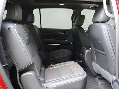 Used 2025 Chevrolet Traverse High Country w/ LPO, Floor Liner Package FWD image 18
