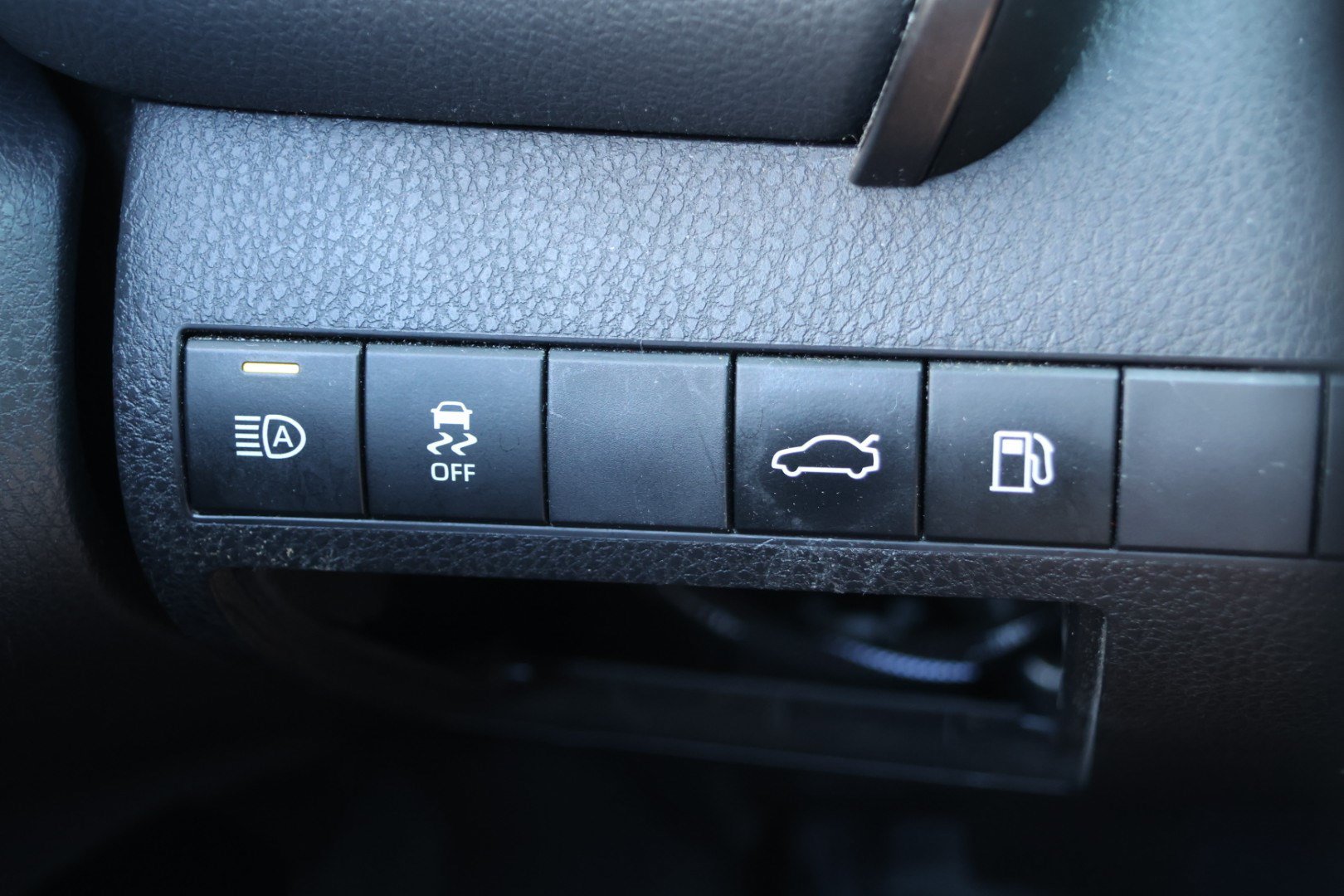 Used 2018 Toyota Camry SE FWD image 14