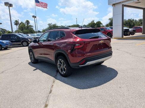 Used 2025 Chevrolet Trax LT FWD image 5