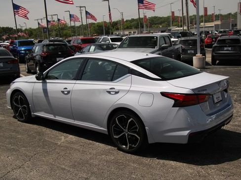 Certified 2023 Nissan Altima 2.5 SR w/ SR Premium Package FWD image 3