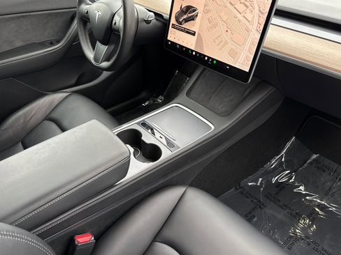 Used 2022 Tesla Model Y Long Range image 13