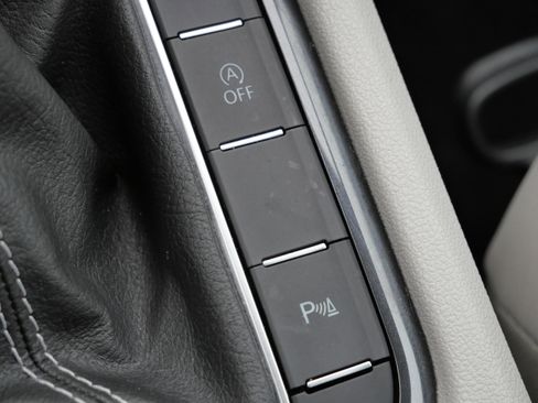 Certified 2023 Volkswagen Tiguan SE R-Line image 28